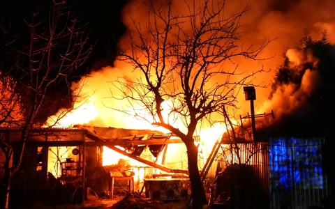 FW Celle: Mehrere Lauben brennen in Celle / Schwierige Wasserversorgung - Foto: presseportal.de
