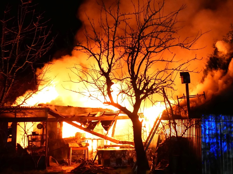 FW Celle: Mehrere Lauben brennen in Celle / Schwierige Wasserversorgung - Foto: presseportal.de