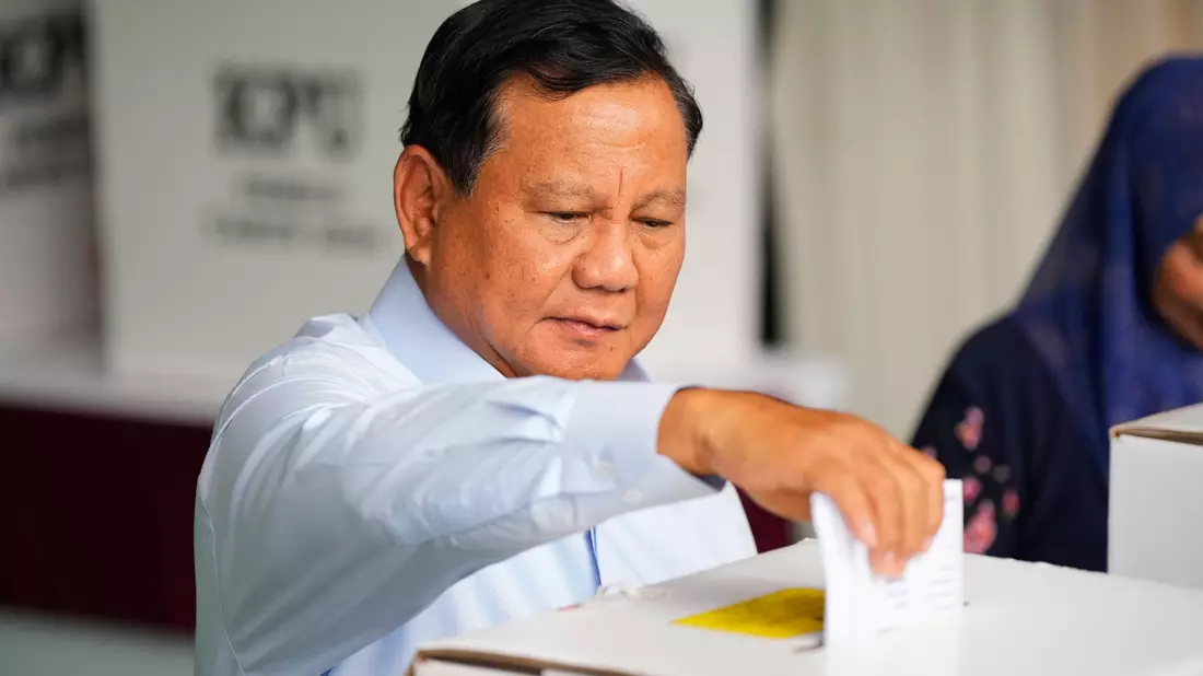 Präsidentschaftskandidat Prabowo Subianto gibt seinen Stimmzettel in Bojong Koneng ab. - Bild: Vincent Thian/AP/dpa