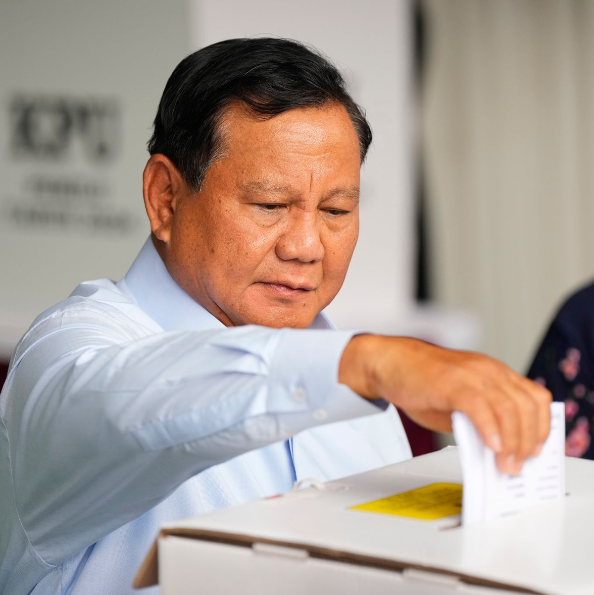 Präsidentschaftskandidat Prabowo Subianto gibt seinen Stimmzettel in Bojong Koneng ab. - Foto: Vincent Thian/AP/dpa