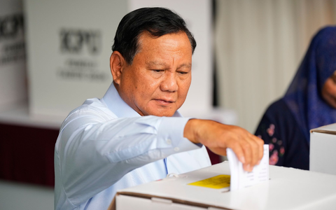 Präsidentschaftskandidat Prabowo Subianto gibt seinen Stimmzettel in Bojong Koneng ab. - Foto: Vincent Thian/AP/dpa