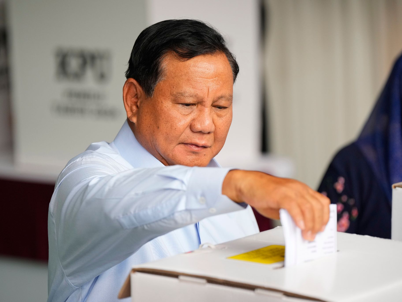 Präsidentschaftskandidat Prabowo Subianto gibt seinen Stimmzettel in Bojong Koneng ab. - Foto: Vincent Thian/AP/dpa