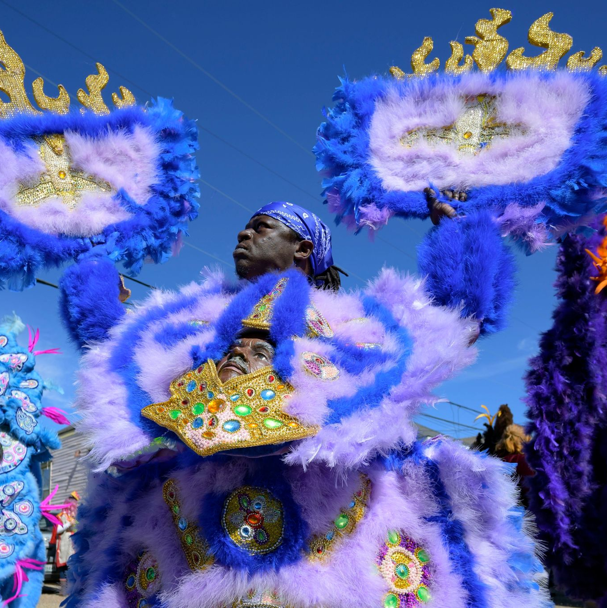 Mitglieder der Monogram Hunters Black Masking Indians paradieren am Mardi Gras Day in New Orleans. - Foto: Matthew Hinton/The Times-Picayune/The New Orleans Advocate via AP/dpa