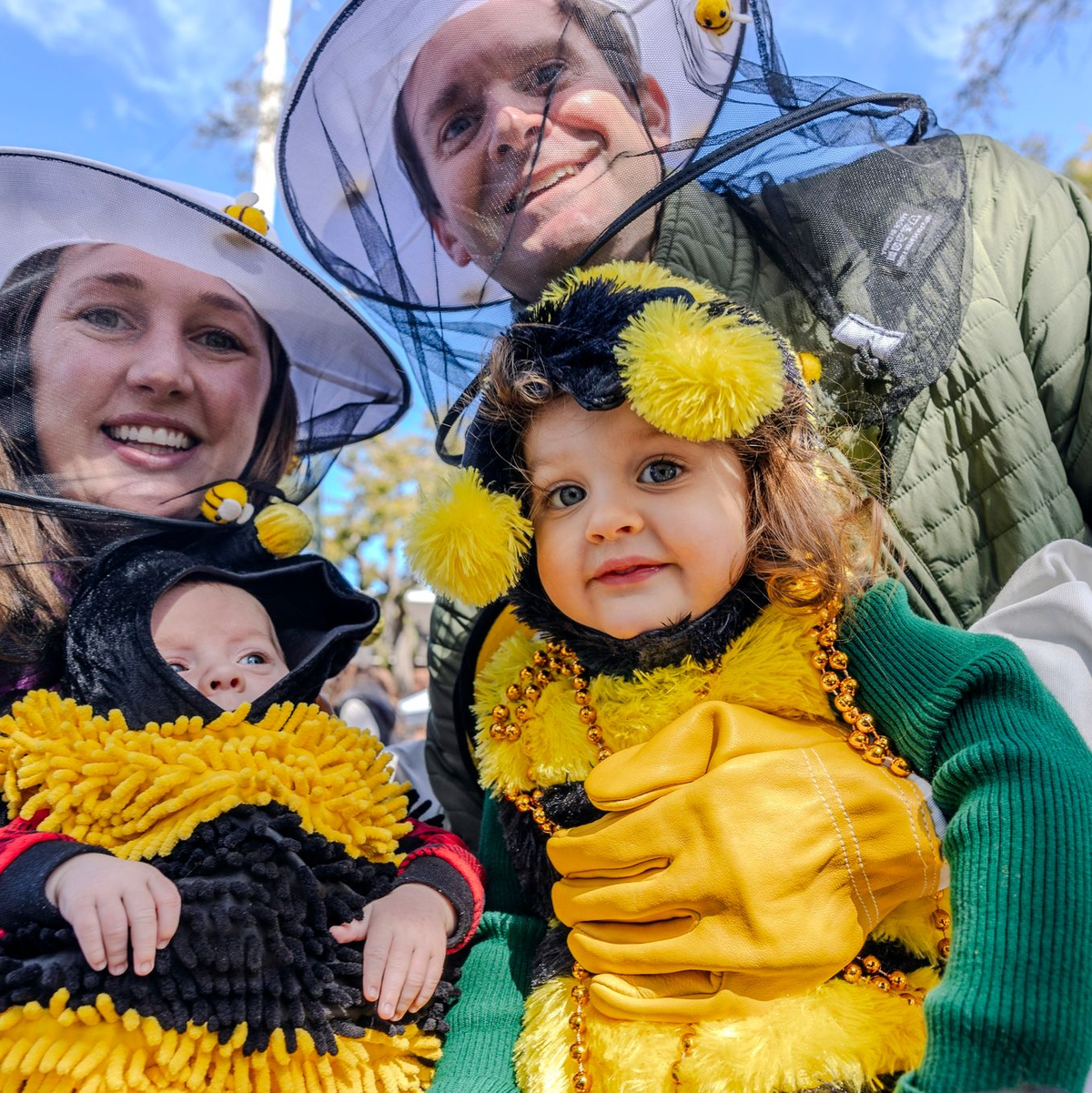 Die Besetzung eines Festwagens stößt mit der Menge an, die sich entlang der Paraderoute in der St. Charles Avenue in New Orleans versammelt hat. - Foto: Chris Granger/The Times-Picayune/The New Orleans Advocate via AP/dpa