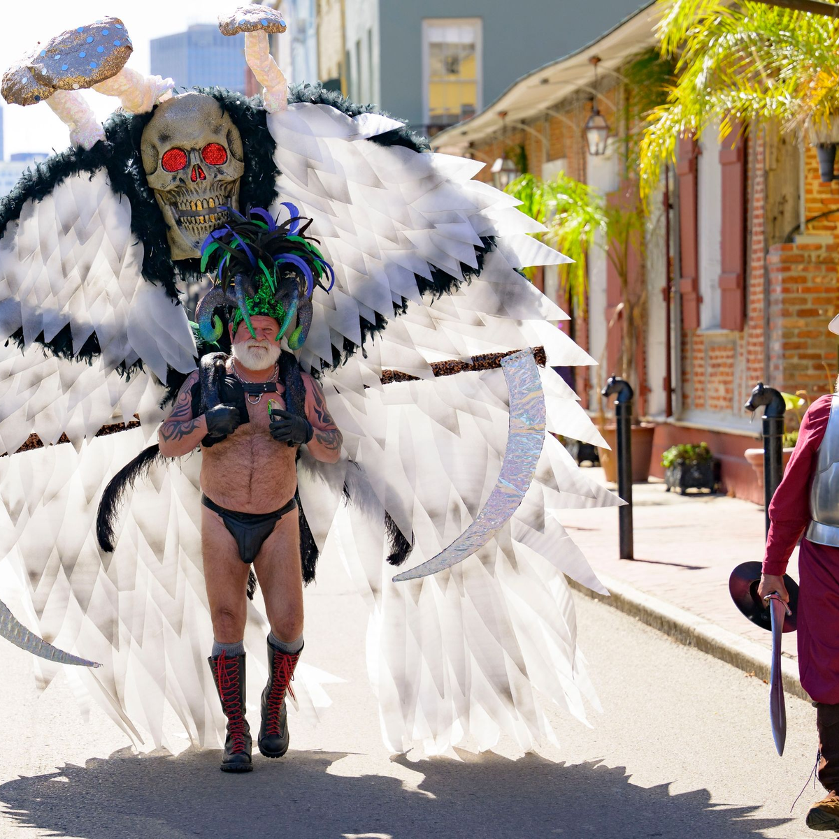 Ein Mann trägt ein Kostüm, das in der Kategorie «Bestes Leder» bei den Bourbon Street Awards am Mardi Gras Day gewonnen hat. - Foto: Matthew Hinton/The Times-Picayune/The New Orleans Advocate via AP/dpa