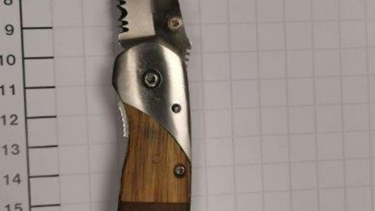 BPOL NRW: Bundespolizisten stellen Einhandmesser sicher - Foto: presseportal.de