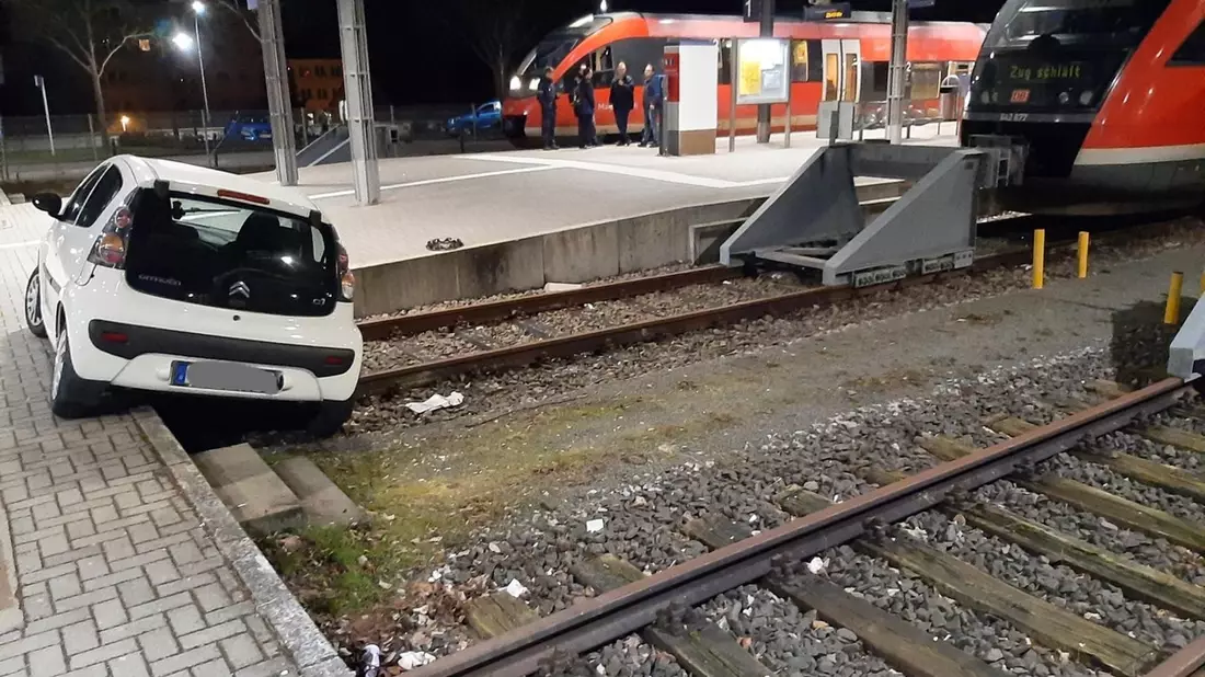 BPOL-KL: PKW landet im Gleisbereich - Bild: presseportal.de