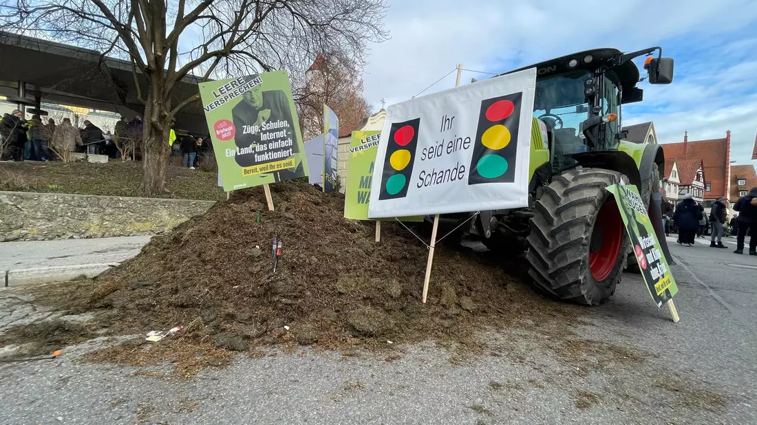 Proteste im Vorfeld des politischen Aschermittwochs der Grünen vor der Stadthalle in Biberach. - Bild: David Nau/dpa