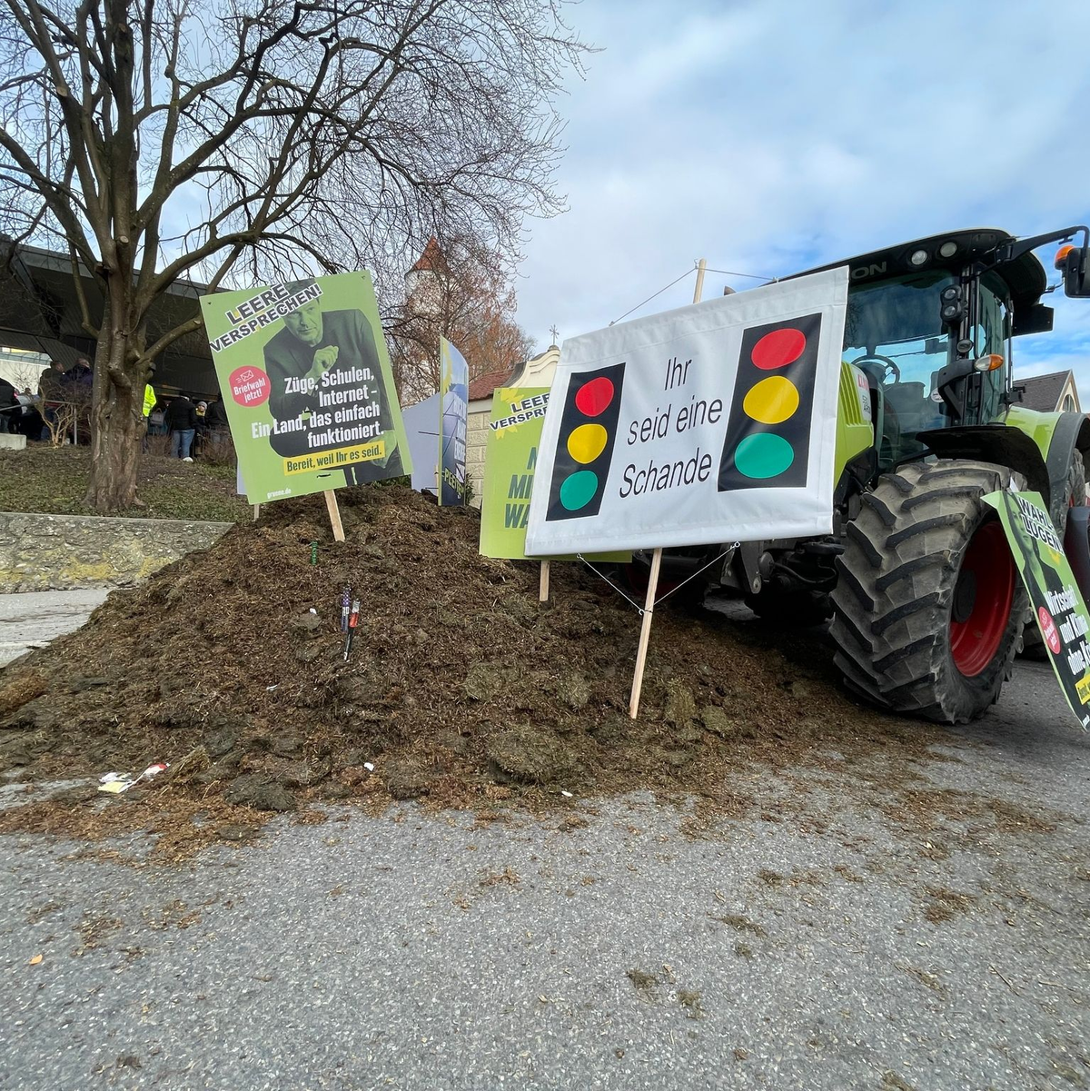 Proteste im Vorfeld des politischen Aschermittwochs der Grünen vor der Stadthalle in Biberach. - Foto: David Nau/dpa