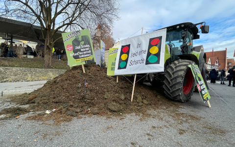 Proteste im Vorfeld des politischen Aschermittwochs der Grünen vor der Stadthalle in Biberach. - Foto: David Nau/dpa