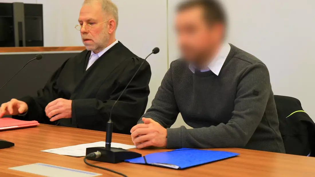 Der Angeklagte vor Beginn des Prozesses in Mühlhausen im Gerichtssaal. - Bild: Silvio Dietzel/-/dpa