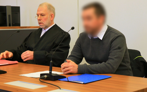 Der Angeklagte vor Beginn des Prozesses in Mühlhausen im Gerichtssaal. - Foto: Silvio Dietzel/-/dpa