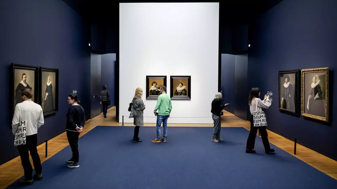 Im Amsterdamer Rijksmuseum läuft eine große Ausstrellung zu Frans Hals (1582/84-1666). - Bild: Robin Van Lonkhuijsen/anp/dpa