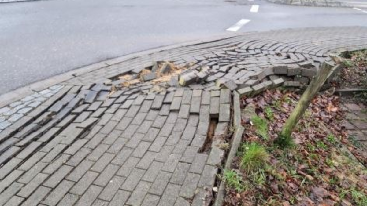 POL-SE: Henstedt-Ulzburg - Starke Beschädigungen eines Gehweges - Polizei sucht Zeugen - Foto: presseportal.de