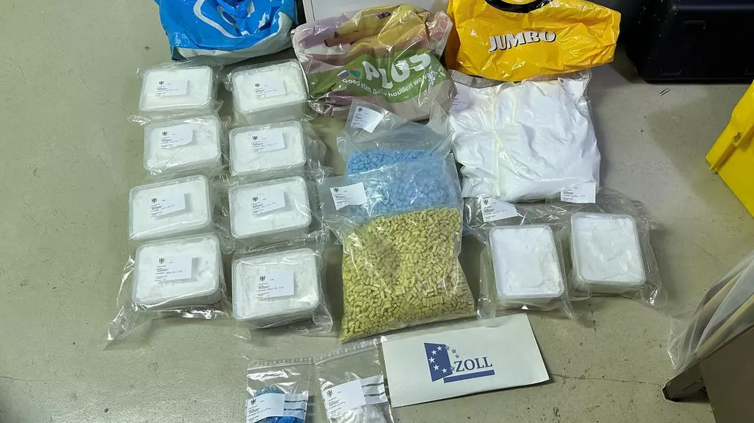 HZA-MS: Zoll stoppt Liebespaar mit Auto voller Drogen / Mehr als 15 Kilogramm synthetische Drogen auf dem Rücksitz, Crystal Meth in der Unterhose - Bild: presseportal.de