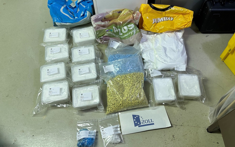 HZA-MS: Zoll stoppt Liebespaar mit Auto voller Drogen / Mehr als 15 Kilogramm synthetische Drogen auf dem Rücksitz, Crystal Meth in der Unterhose - Foto: presseportal.de