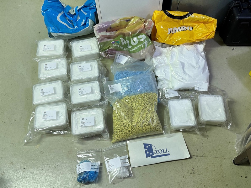 HZA-MS: Zoll stoppt Liebespaar mit Auto voller Drogen / Mehr als 15 Kilogramm synthetische Drogen auf dem Rücksitz, Crystal Meth in der Unterhose - Foto: presseportal.de