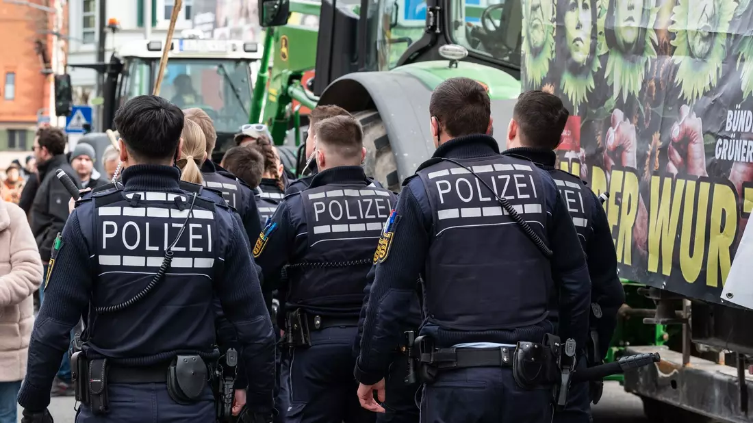 Einsatzkräfte der Feuerwehr löschen ein Feuer vor der Stadthalle. - Bild: Silas Stein/dpa