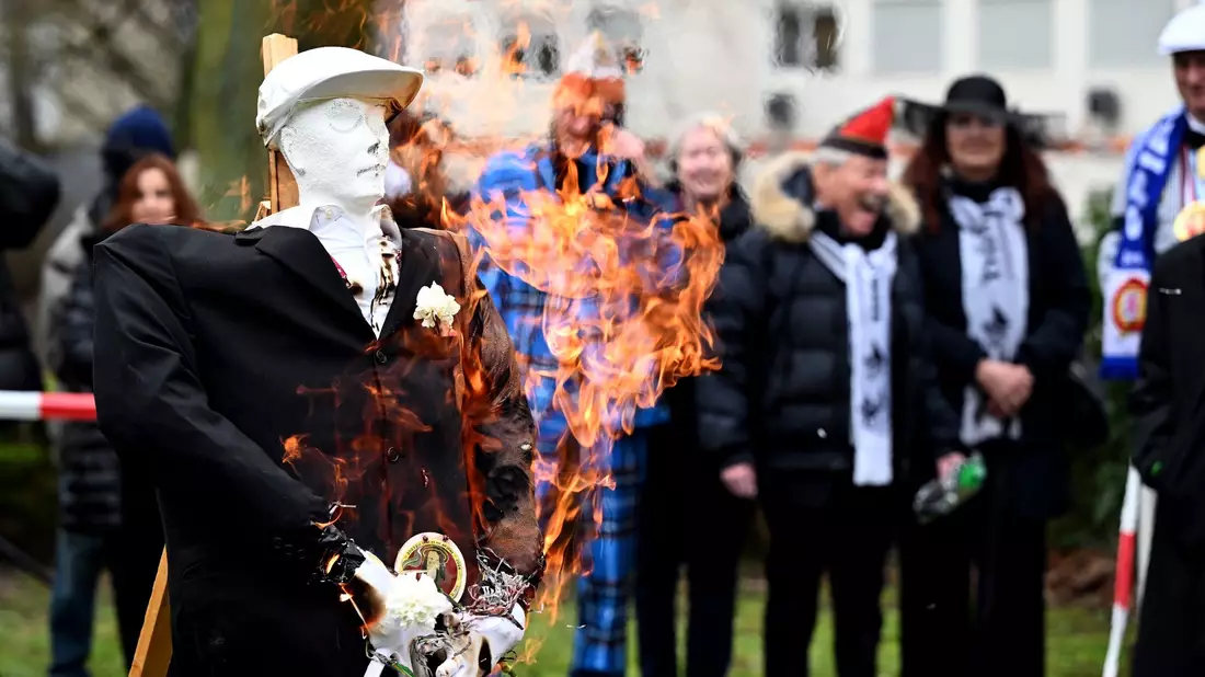 Die Karnevalsfigur Hoppeditz steht in Düsseldorf in Flammen. - Bild: Federico Gambarini/dpa