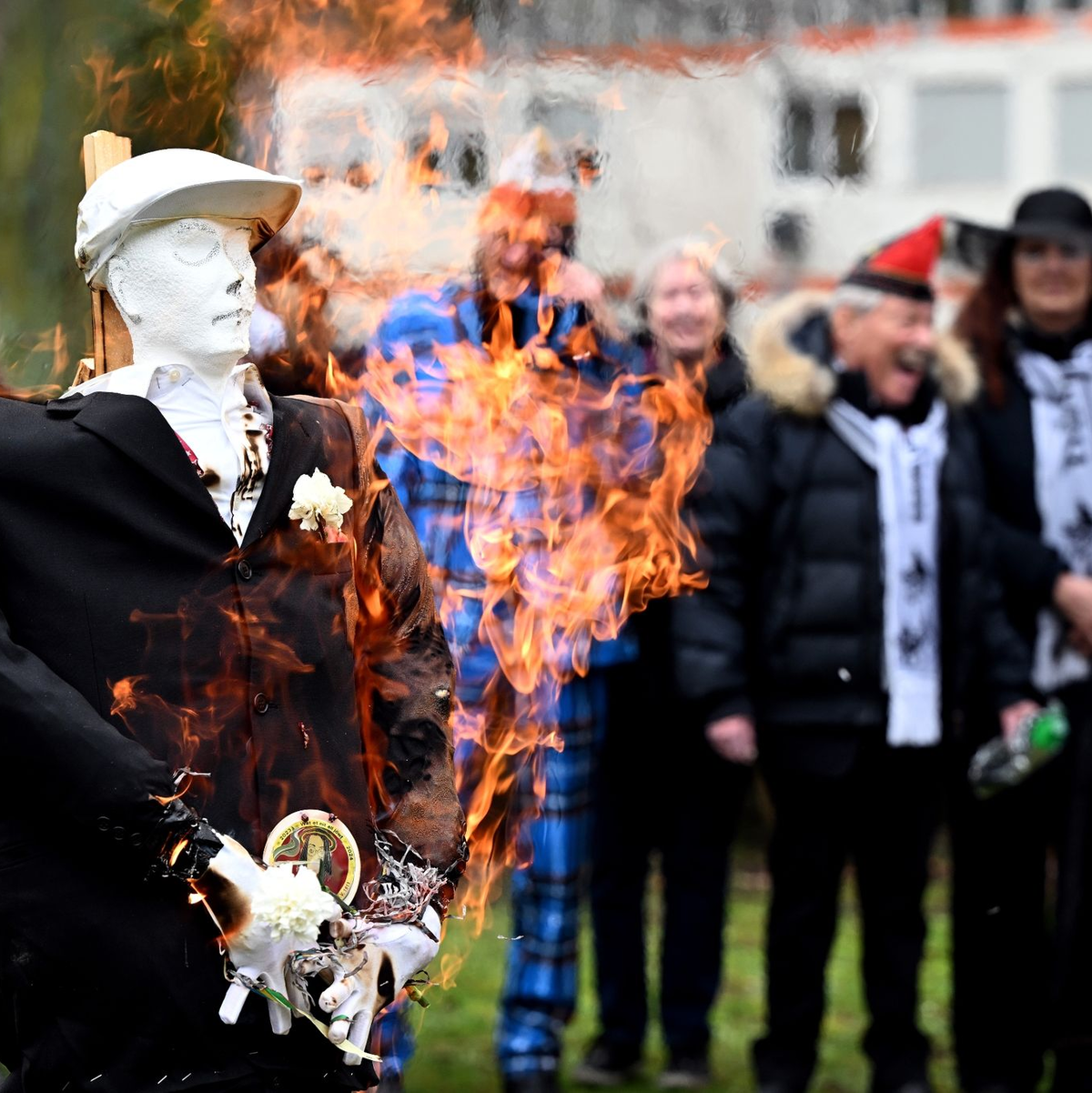 Die Karnevalsfigur Hoppeditz steht in Düsseldorf in Flammen. - Foto: Federico Gambarini/dpa