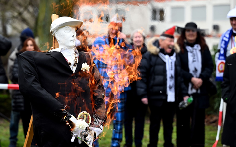 Die Karnevalsfigur Hoppeditz steht in Düsseldorf in Flammen. - Foto: Federico Gambarini/dpa