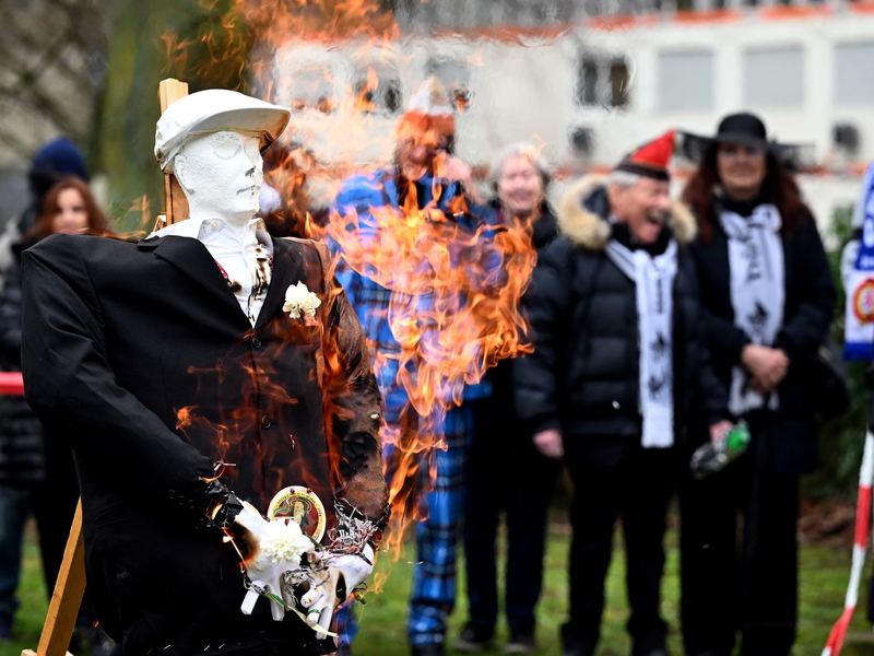 Die Karnevalsfigur Hoppeditz steht in Düsseldorf in Flammen. - Foto: Federico Gambarini/dpa