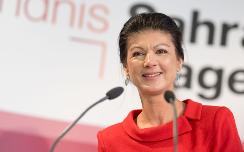 «Ich frage mich, für wie blöd halten die uns eigentlich?», fragt Sahra Wagenknecht beim Politischen Aschermittwoch in Richtung der Ampel. - Foto: Lukas Barth/dpa