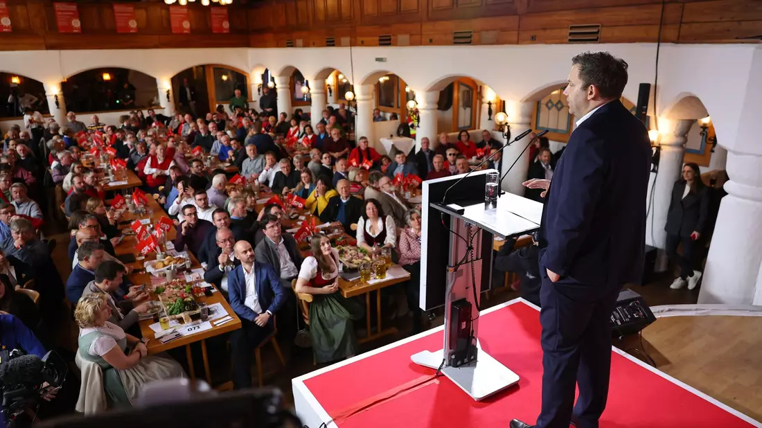 SPD-Bundesvorsitzender Lars Klingbeil beim politischen Aschermittwoch in Vilshofen. - Bild: Daniel Karmann/dpa