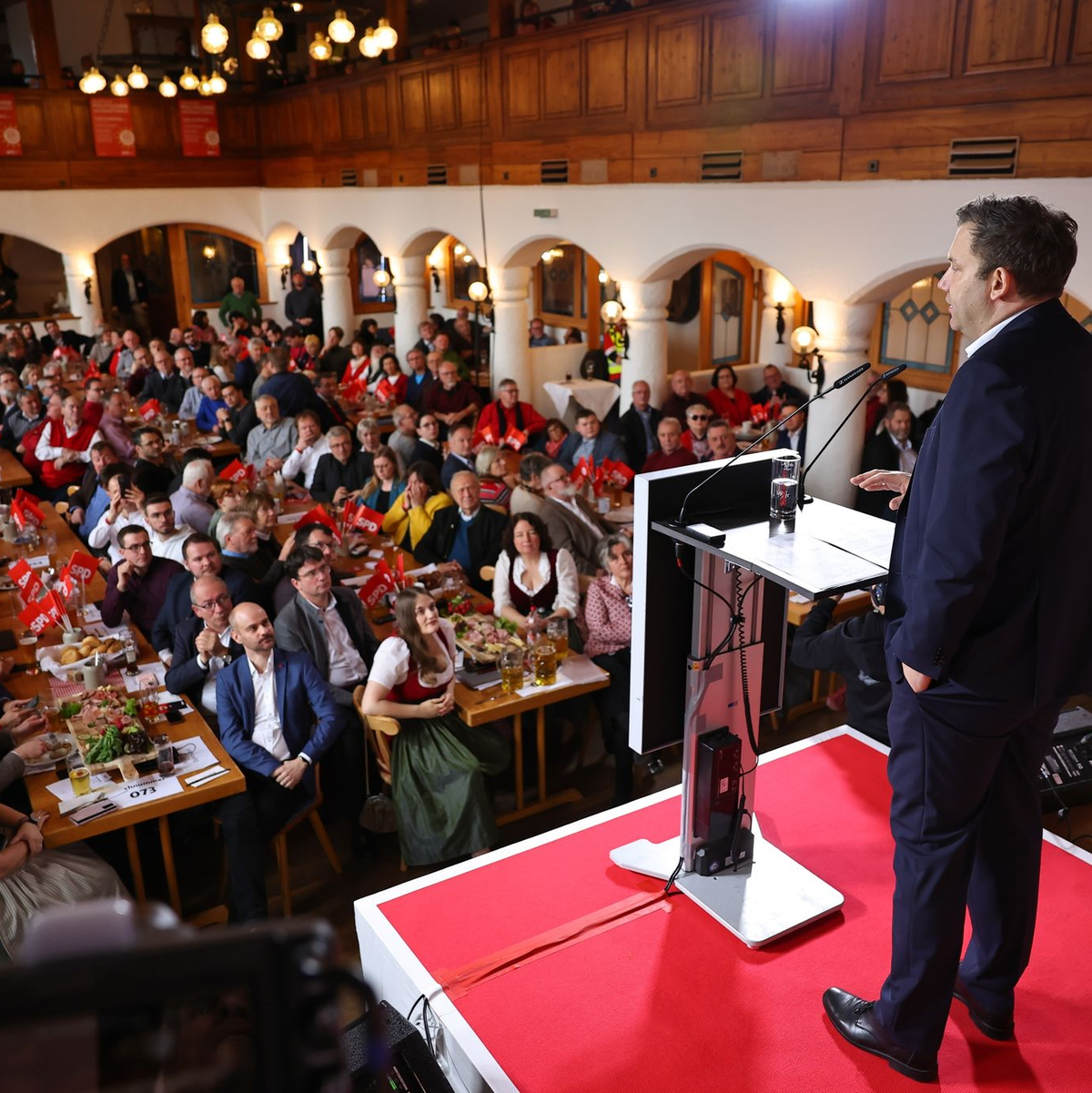 SPD-Bundesvorsitzender Lars Klingbeil beim politischen Aschermittwoch in Vilshofen. - Foto: Daniel Karmann/dpa