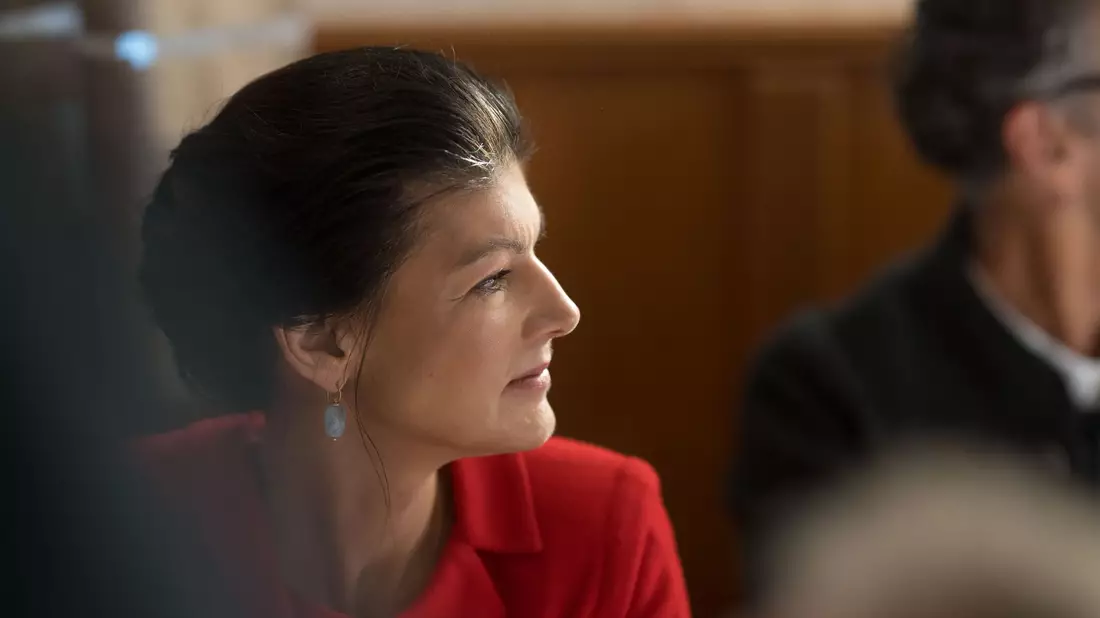 Sahra Wagenknecht kritisiert die Bundesregierung wegen der Ausgaben für Rüstung und der Waffenhilfen für die Ukraine. - Bild: Lukas Barth/dpa