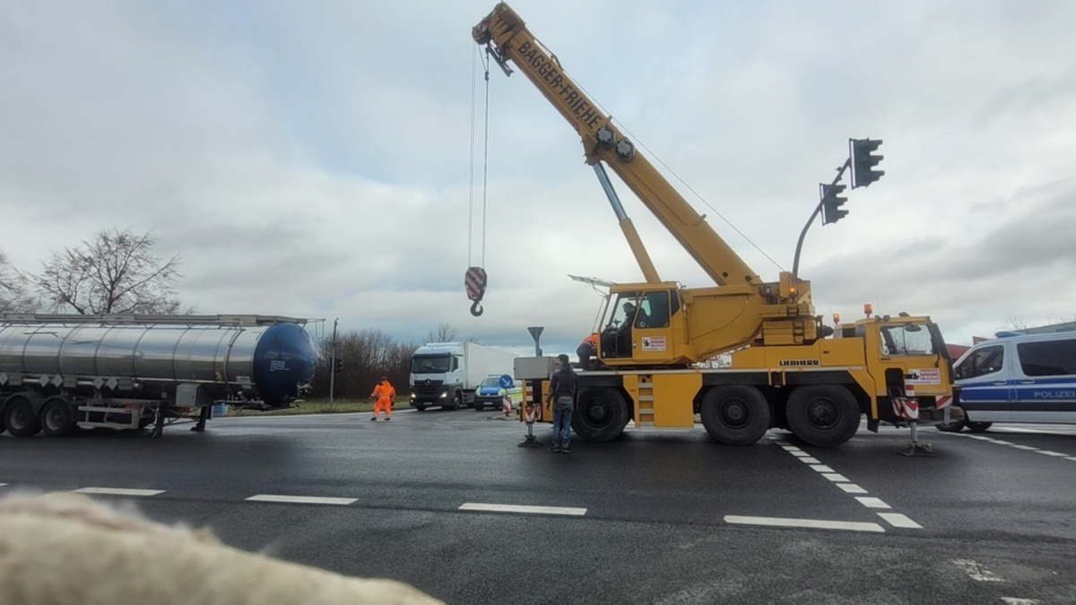POL-GS: Sattelzug verliert Auflieger - Foto: presseportal.de
