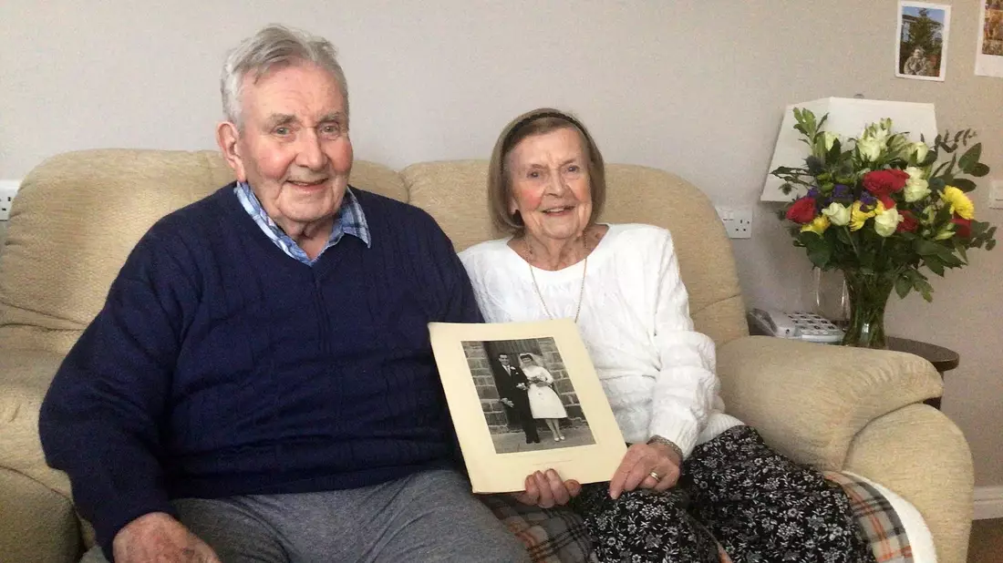 Josephine und Aubrey Langley aus Cardiff sind seit 63 Jahren verheiratet. - Bild: Care Uk/PA Media/dpa
