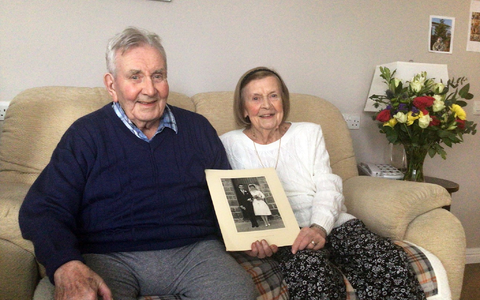 Josephine und Aubrey Langley aus Cardiff sind seit 63 Jahren verheiratet. - Foto: Care Uk/PA Media/dpa
