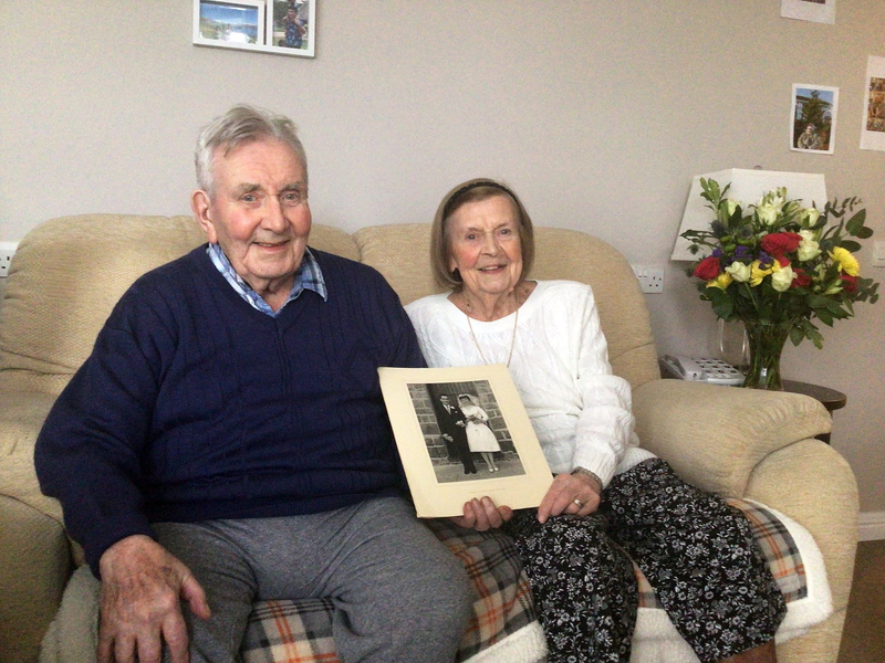 Josephine und Aubrey Langley aus Cardiff sind seit 63 Jahren verheiratet. - Foto: Care Uk/PA Media/dpa