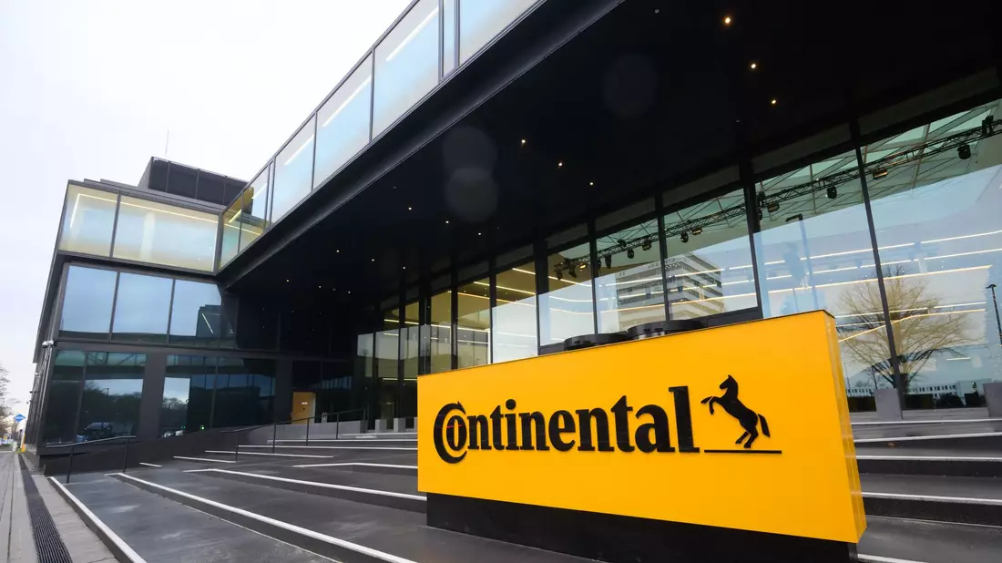 Stellenabbau bei Continental: Weltweit sollen rund 7150 Stellen gestrichen werden. - Bild: Philip Dulian/dpa