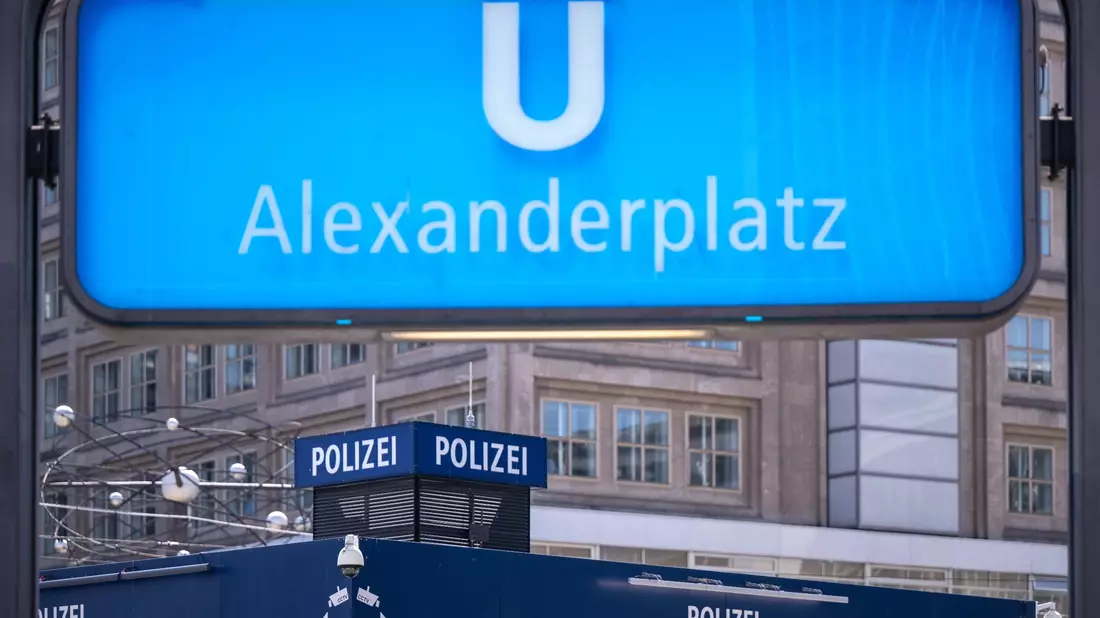 Die Polizeiwache auf dem Alexanderplatz gibt es seit 2017. - Bild: Monika Skolimowska/dpa
