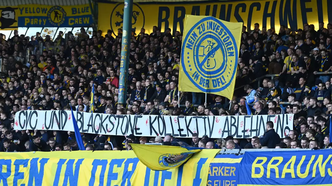 «CVC und Blackstone kollektiv ablehnen!»: Die Fans in den Bundesligen protestieren seit Wochen gegen den geplanten Investoren-Deal. - Bild: Swen Pförtner/dpa