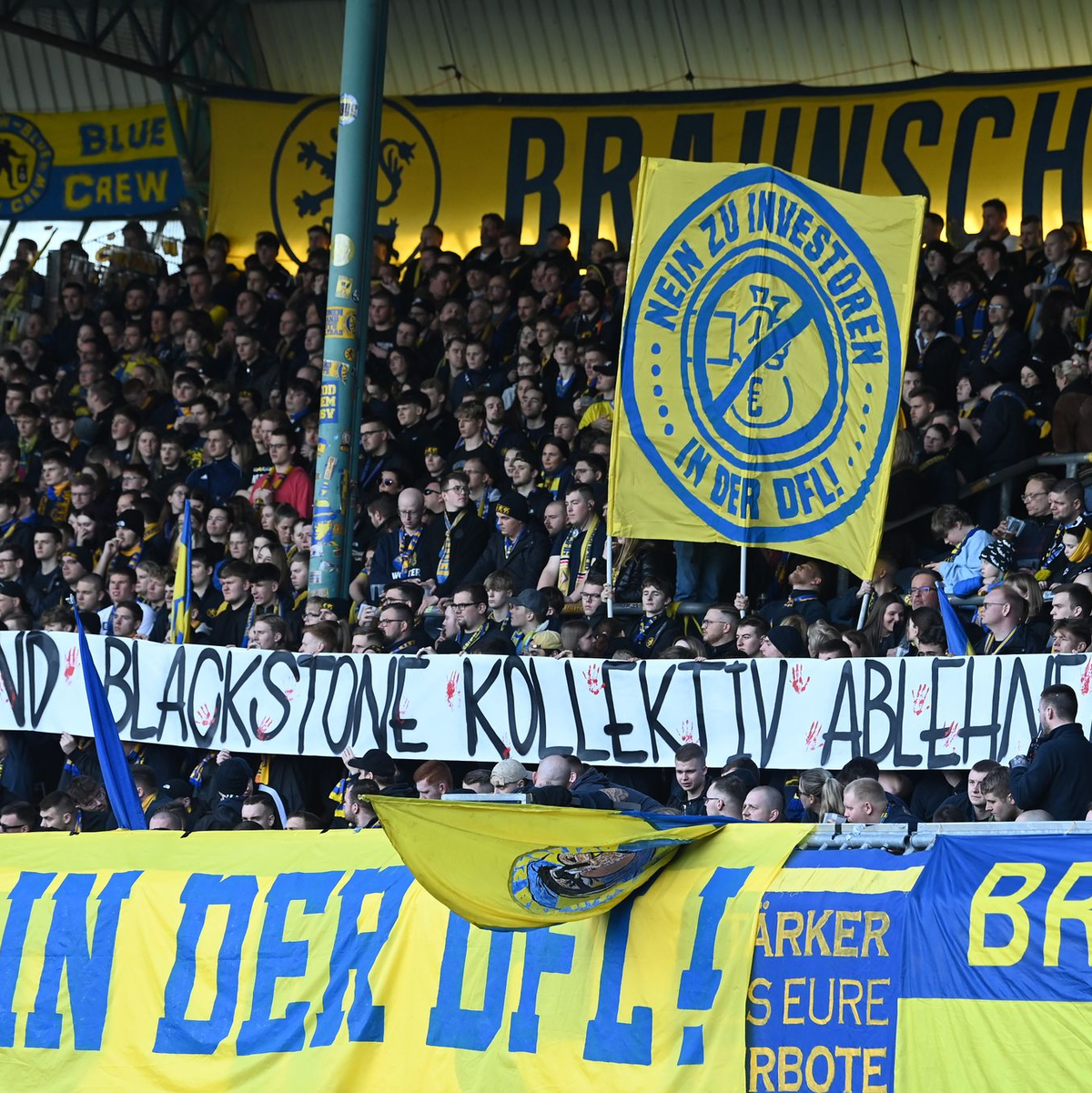 «CVC und Blackstone kollektiv ablehnen!»: Die Fans in den Bundesligen protestieren seit Wochen gegen den geplanten Investoren-Deal. - Foto: Swen Pförtner/dpa