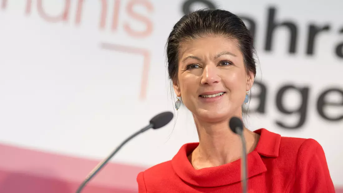 «Ich frage mich, für wie blöd halten die uns eigentlich?», fragt Sahra Wagenknecht beim politischen Aschermittwoch in Richtung der Ampel. - Bild: Lukas Barth/dpa