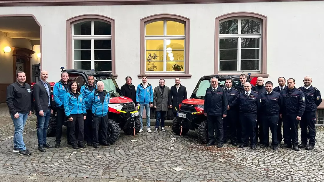 FW LK Neunkirchen: Gemeinsam stark im Katastrophenschutz: Übergabe eines vielseitigen Einsatzfahrzeuges an die Feuerwehr Illingen - Bild: presseportal.de