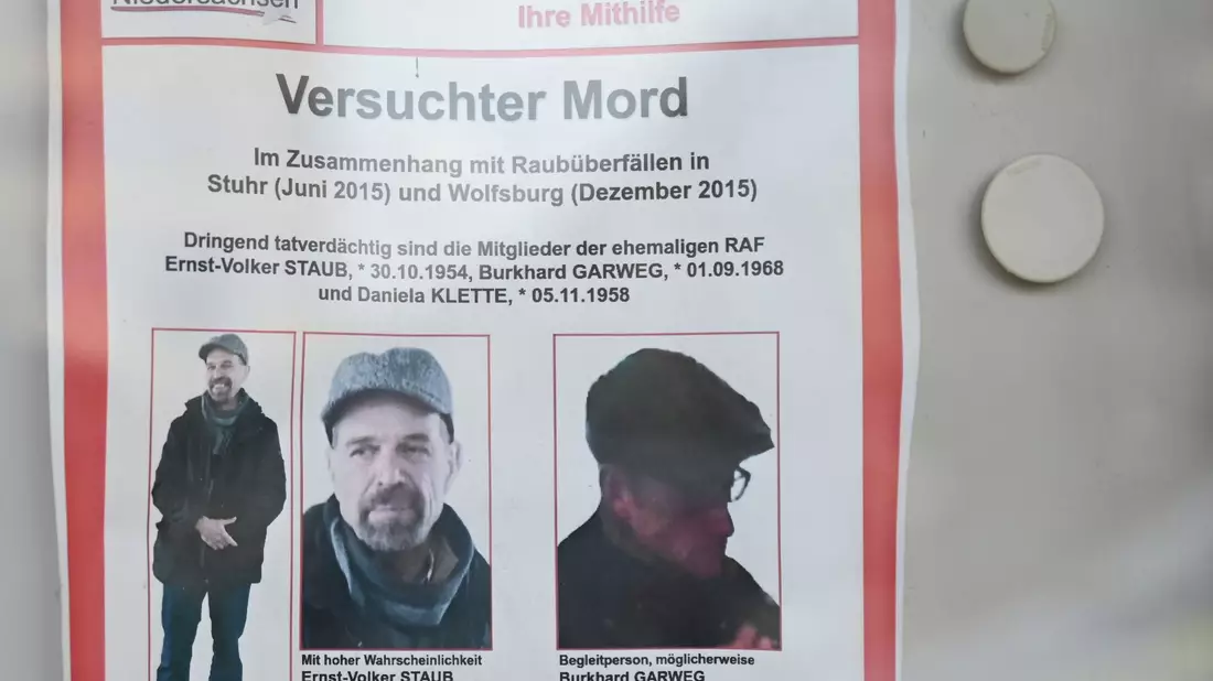 Die Polizei fahndet mit diesem Plakat nach den beiden ehemaligen RAF-Mitgliedern Ernst-Volker Staub (l) und Burkhard Garweg. - Bild: Florian Gut/dpa