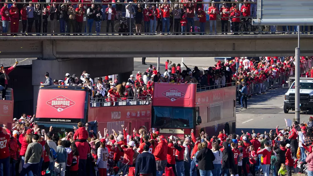 Die Siegesparade der Kansas City Chiefs wurde von Schüssen überschattet. - Bild: Ed Zurga/AP/dpa