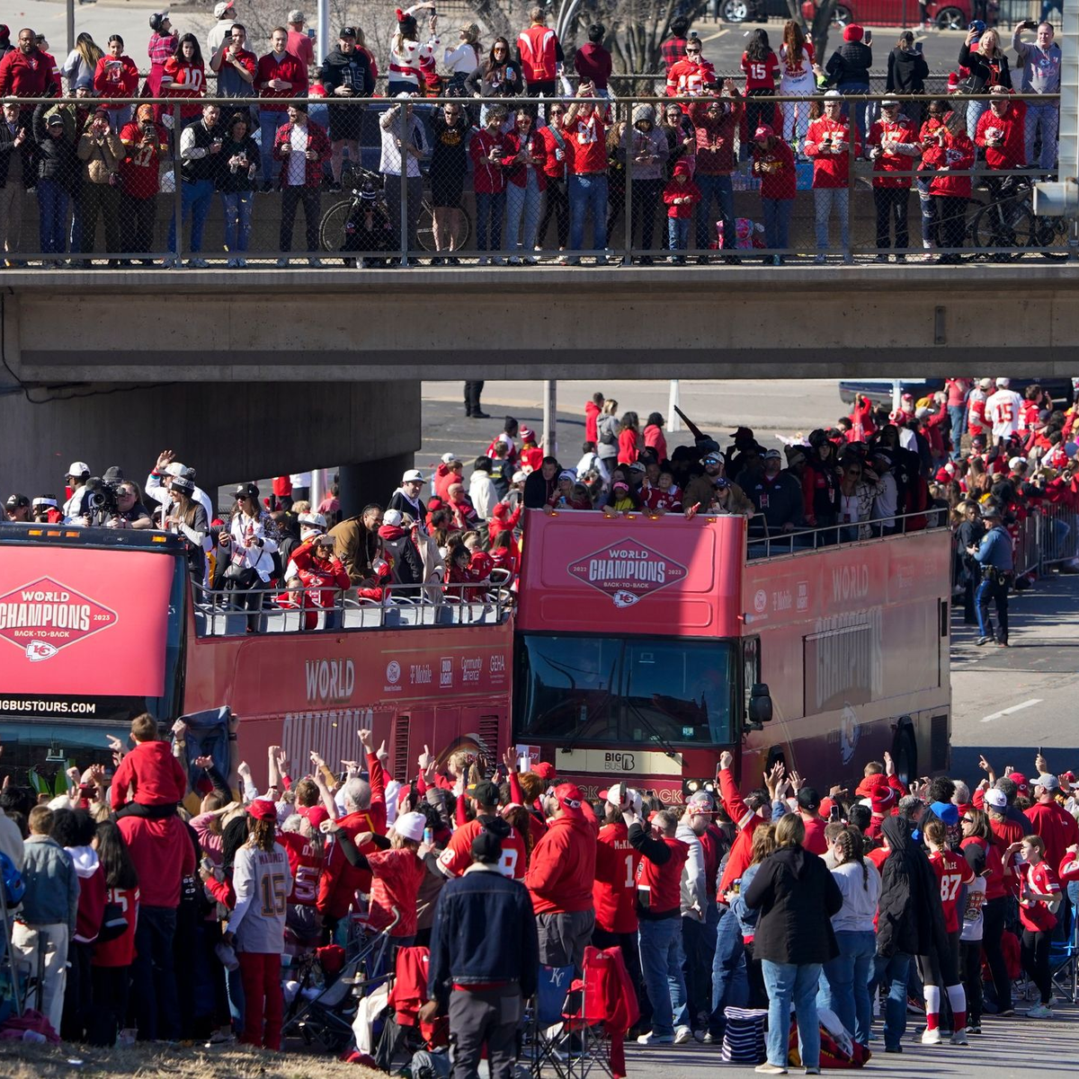Die Siegesparade der Kansas City Chiefs wurde von Schüssen überschattet. - Foto: Ed Zurga/AP/dpa
