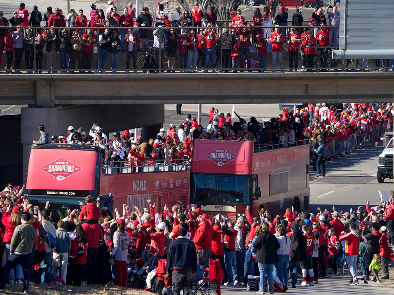 Die Siegesparade der Kansas City Chiefs wurde von Schüssen überschattet. - Foto: Ed Zurga/AP/dpa