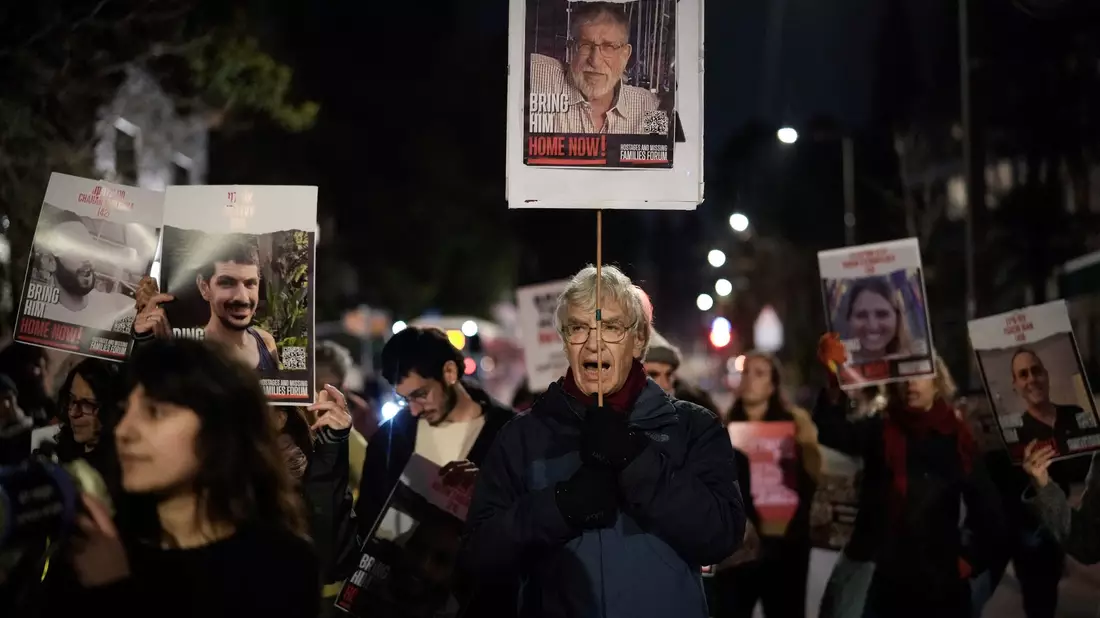 Demonstranten versammeln sich in Jerusalem, um gegen die Entscheidung von Premierminister Netanjahu zu protestieren, israelische Vertreter von Verhandlungen in Kairo abzuziehen. - Bild: Leo Correa/AP/dpa