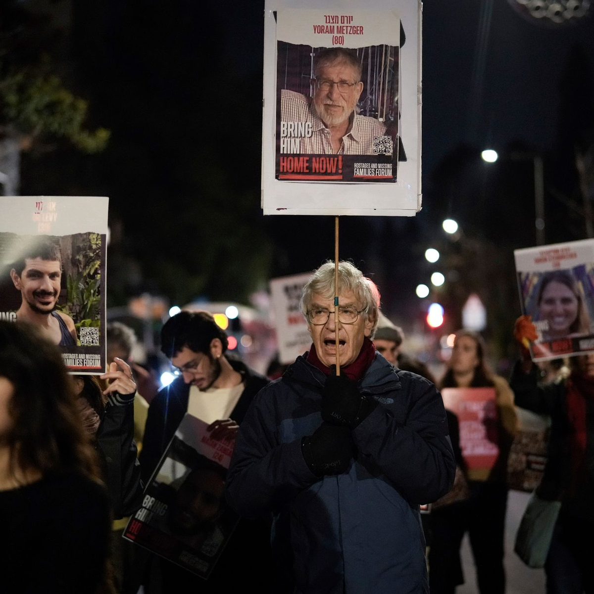 Demonstranten versammeln sich in Jerusalem, um gegen die Entscheidung von Premierminister Netanjahu zu protestieren, israelische Vertreter von Verhandlungen in Kairo abzuziehen. - Foto: Leo Correa/AP/dpa