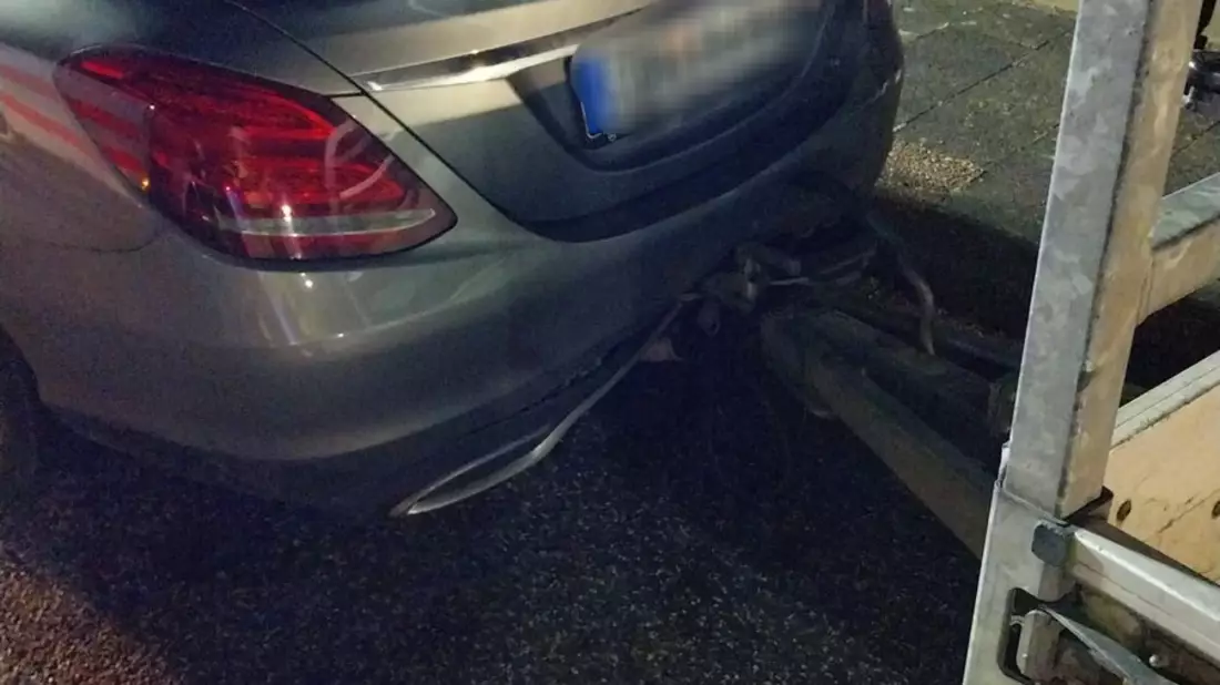 FFW Schiffdorf: Pkw prallt gegen stehenden Auto-Anhänger - Bild: presseportal.de