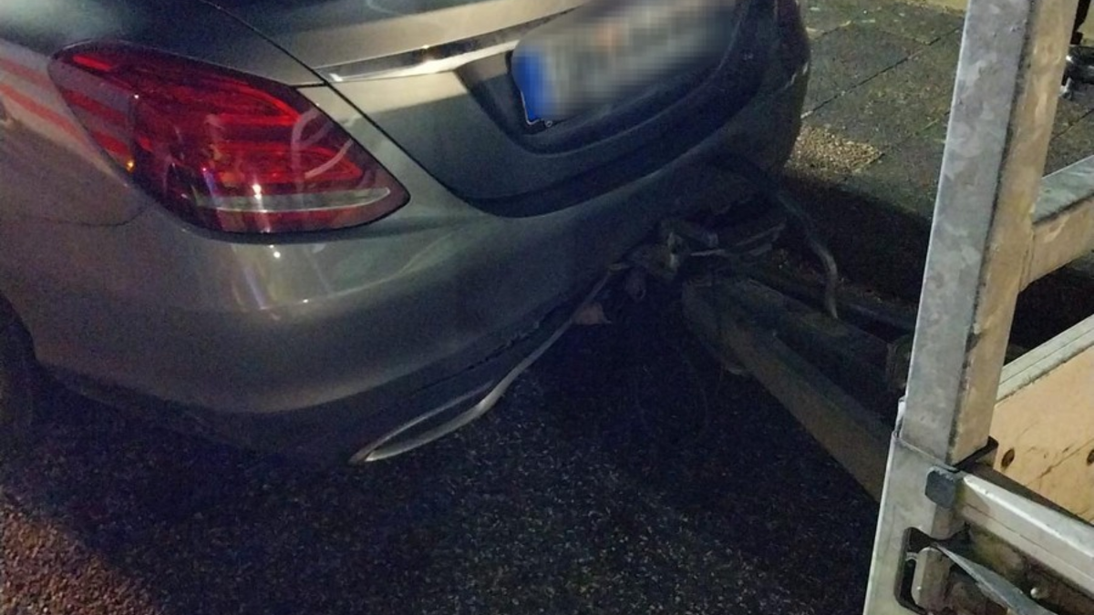 FFW Schiffdorf: Pkw prallt gegen stehenden Auto-Anhänger - Foto: presseportal.de