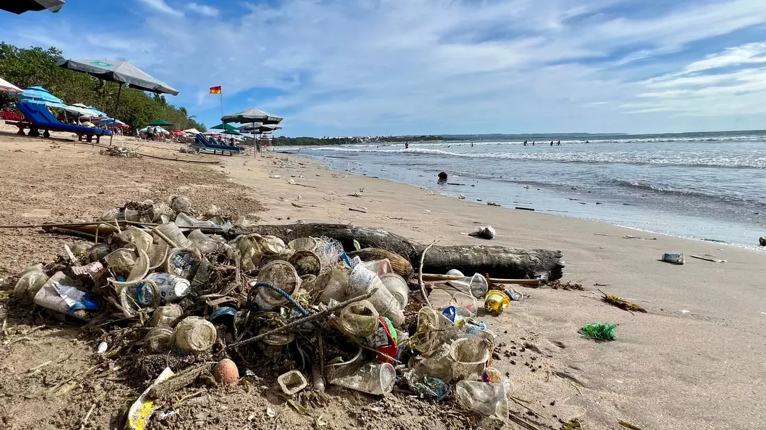 Müll liegt am Strand von Kuta. - Bild: Carola Frentzen/dpa