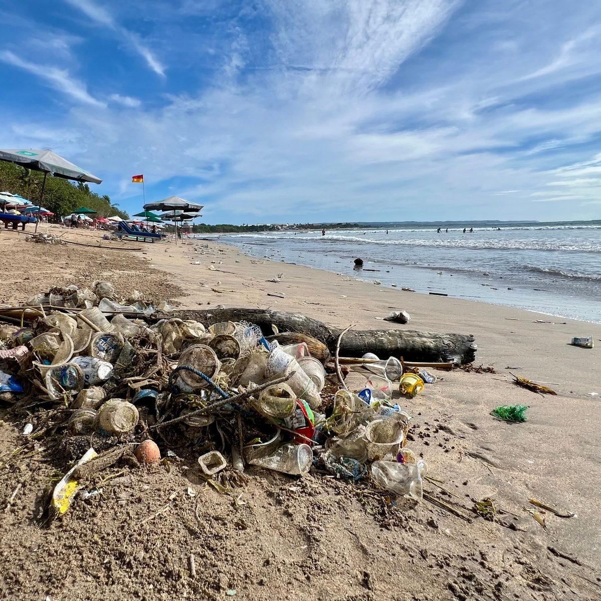 Müll liegt am Strand von Kuta. - Foto: Carola Frentzen/dpa